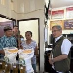 Bulog Pastikan Bantuan Pangan Tepat Sasaran, Direktur Keuangan Tinjau Penyaluran di Desa Tangguwisia