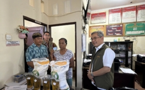 Bulog Pastikan Bantuan Pangan Tepat Sasaran, Direktur Keuangan Tinjau Penyaluran di Desa Tangguwisia