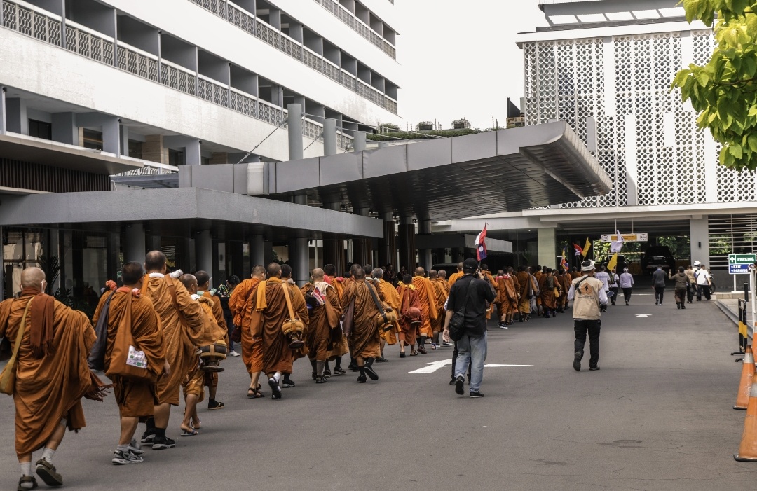 Puluhan Bhikkhu Singgah di Kedhaton Ambarrukmo, Tebarkan Pesan Damai Menuju Waisak 2026