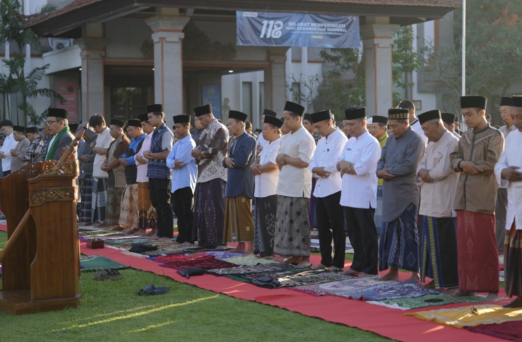 Idul Adha Penuh Kebersamaan, Kejari Badung Gelar Sholat Eid dan Tebar Qurban untuk Warga