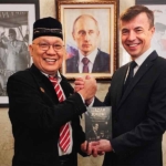 Diplomasi Moralitas, Wilson Lalengke Serahkan Buku “Ijazah Jokowi” kepada Duta Besar Rusia Sergey Tolchenov