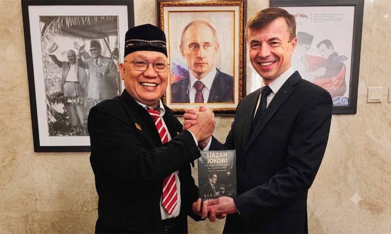 Diplomasi Moralitas, Wilson Lalengke Serahkan Buku “Ijazah Jokowi” kepada Duta Besar Rusia Sergey Tolchenov