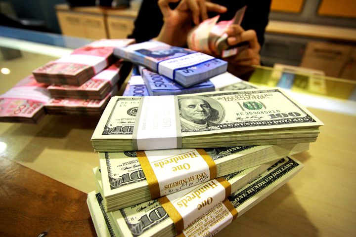Saat Rupiah Terus Melemah, Harga-Harga Bersiap Menghajar Kantong Rakyat