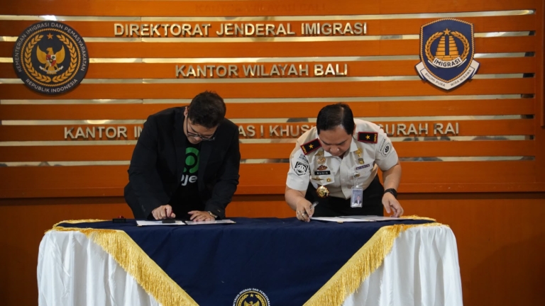 Imigrasi Ngurah Rai Gandeng Gojek, Pengiriman Paspor Kini Bisa Lewat GoSend