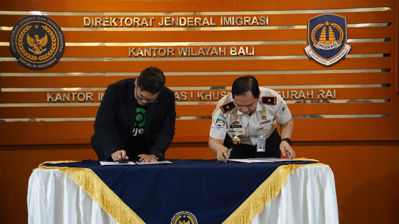 Imigrasi Ngurah Rai Gandeng Gojek, Pengiriman Paspor Kini Bisa Lewat GoSend