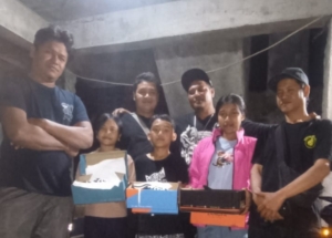 Semeton MSP Bagikan Sepatu untuk Anak Subaya, Soroti Jalan Rusak Pemicu Putus Sekolah