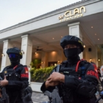 Bersembunyi di Balik Lemari! Kortastipidkor dan Polda Metro Jaya Geledah Cafe de’CLAN dan Koin Money Changer