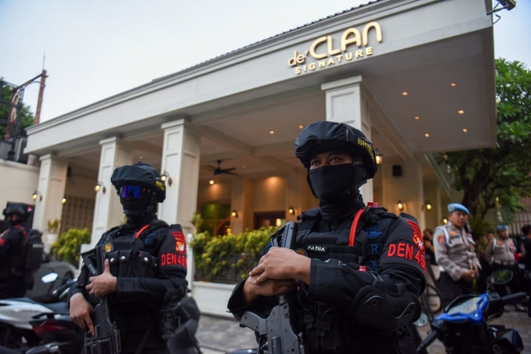 Bersembunyi di Balik Lemari! Kortastipidkor dan Polda Metro Jaya Geledah Cafe de’CLAN dan Koin Money Changer