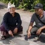 Jalan “Benyah” Pemkab Karangasem Cuek 20 Tahun Tapi Pajak Diambil, Warga Gulinten Iuran Semen Jalan Demi Akses