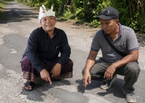 Jalan “Benyah” Pemkab Karangasem Cuek 20 Tahun Tapi Pajak Diambil, Warga Gulinten Iuran Semen Jalan Demi Akses