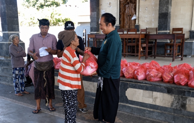 Semeton MSP Bagikan 38 Paket Sembako untuk Lansia dan Warga Kurang Mampu di Sukawana