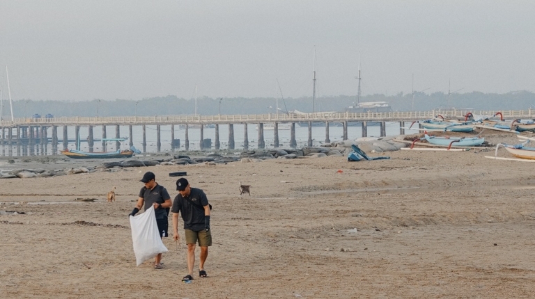 Ascott Bali Area Bersihkan Pantai Mertasari, Sampah Plastik Dikelola Bersama Desa Adat Intaran