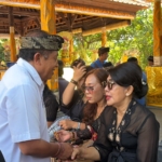 Tutik Kusuma Wardhani Beri Penghormatan Terakhir kepada Ibunda I Made Sada