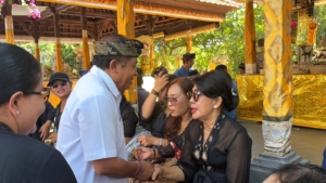 Tutik Kusuma Wardhani Beri Penghormatan Terakhir kepada Ibunda I Made Sada
