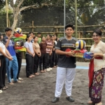 Serap Aspirasi Anak Muda, Tutik Kusuma Wardhani Dukung Turnamen Bola Voli di Desa Seraya