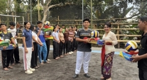 Serap Aspirasi Anak Muda, Tutik Kusuma Wardhani Dukung Turnamen Bola Voli di Desa Seraya
