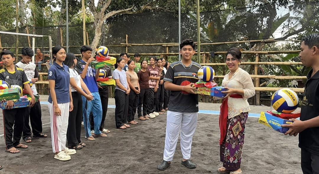 Serap Aspirasi Anak Muda, Tutik Kusuma Wardhani Dukung Turnamen Bola Voli di Desa Seraya