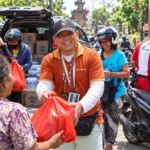 Tergerak Hati Nurani, Ketut Sudiarsa Bagikan 1.000 Nasi Bungkus dan Air Mineral untuk Warga yang Antre BBM