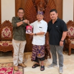 Edo Serahkan Buku Kompas Moral Wartawan kepada Koster, Tekankan Perlindungan Hak Publik