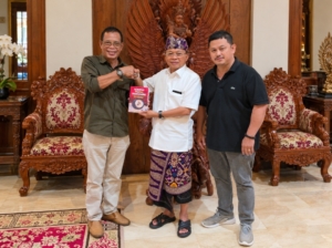 Edo Serahkan Buku Kompas Moral Wartawan kepada Koster, Tekankan Perlindungan Hak Publik