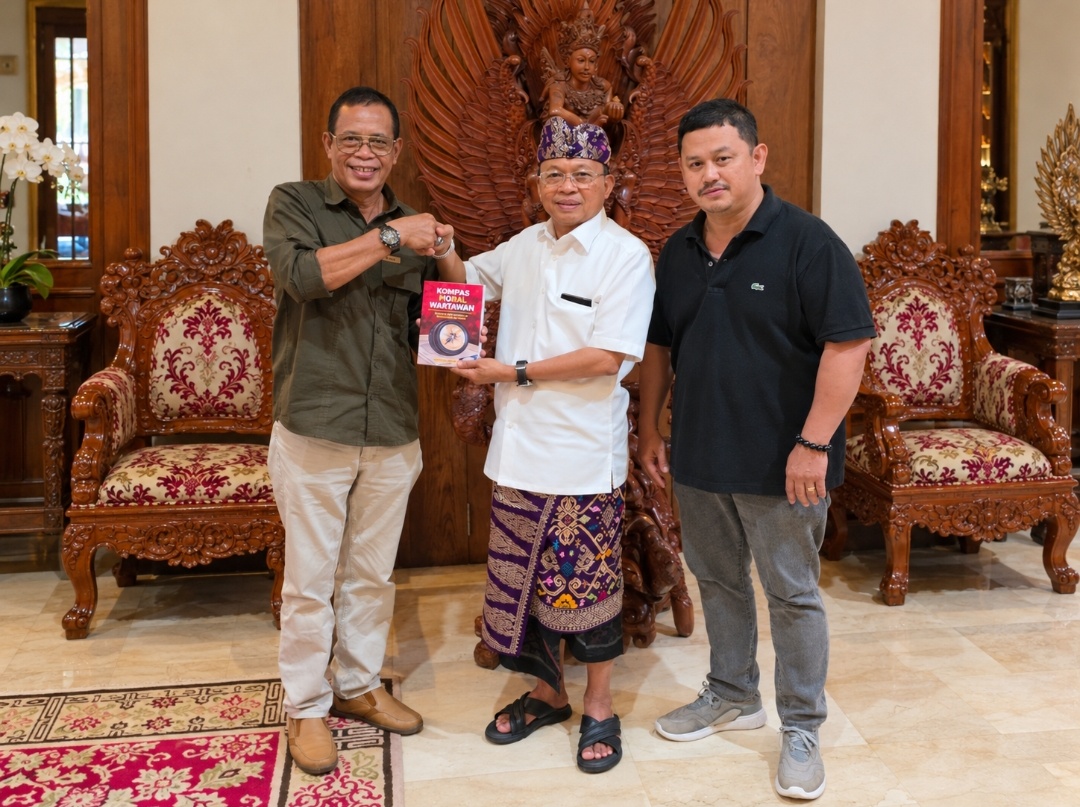 Edo Serahkan Buku Kompas Moral Wartawan kepada Koster, Tekankan Perlindungan Hak Publik