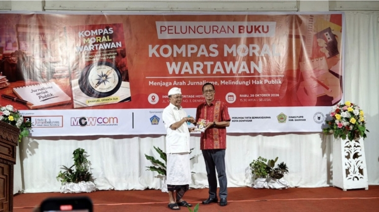 Emanuel Dewata Oja Luncurkan Buku Kompas Moral Wartawan, Koster Soroti Etika Pers di Era Digital