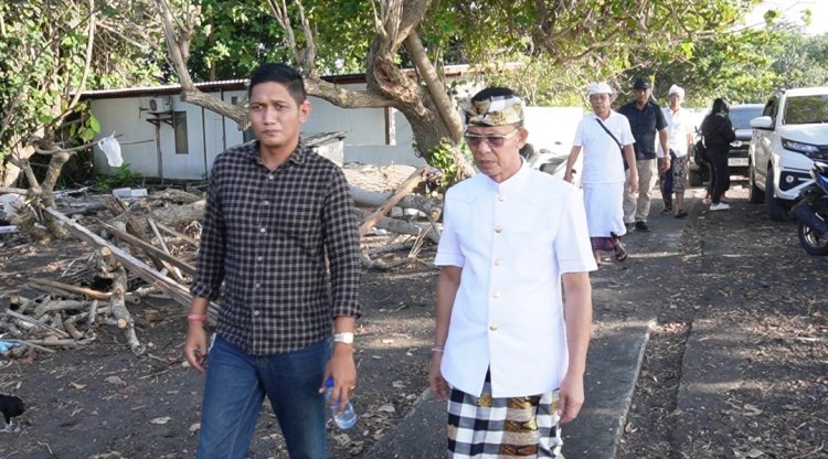 Abrasi Pantai Kusamba Kian Parah, Rumah Warga dan Petani Garam Terancam